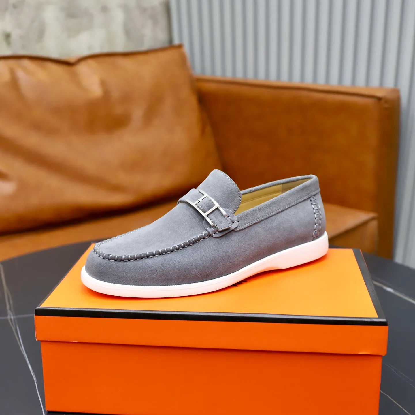 Ex-factory price: 540💰Hermès/Hermès slip-on men's shoes. This shoe is made of imported cow suede leather, with simple and smooth lines, and a 3CM rubber foam ultra-light sole combined with aerodynamic design! Youthful and fashionable, H button decoration, contrasting leather embellishment on the heel, calf lining to gently wrap your feet, with embossed logo cowhide feet, leather rock strips, casual and urban style, highlighting youthful vitality, sports and leisure version, super versatile Size number: 38-39-40-41-42-43-44 Standard leather shoe size (45 can be customized but does not support returns)